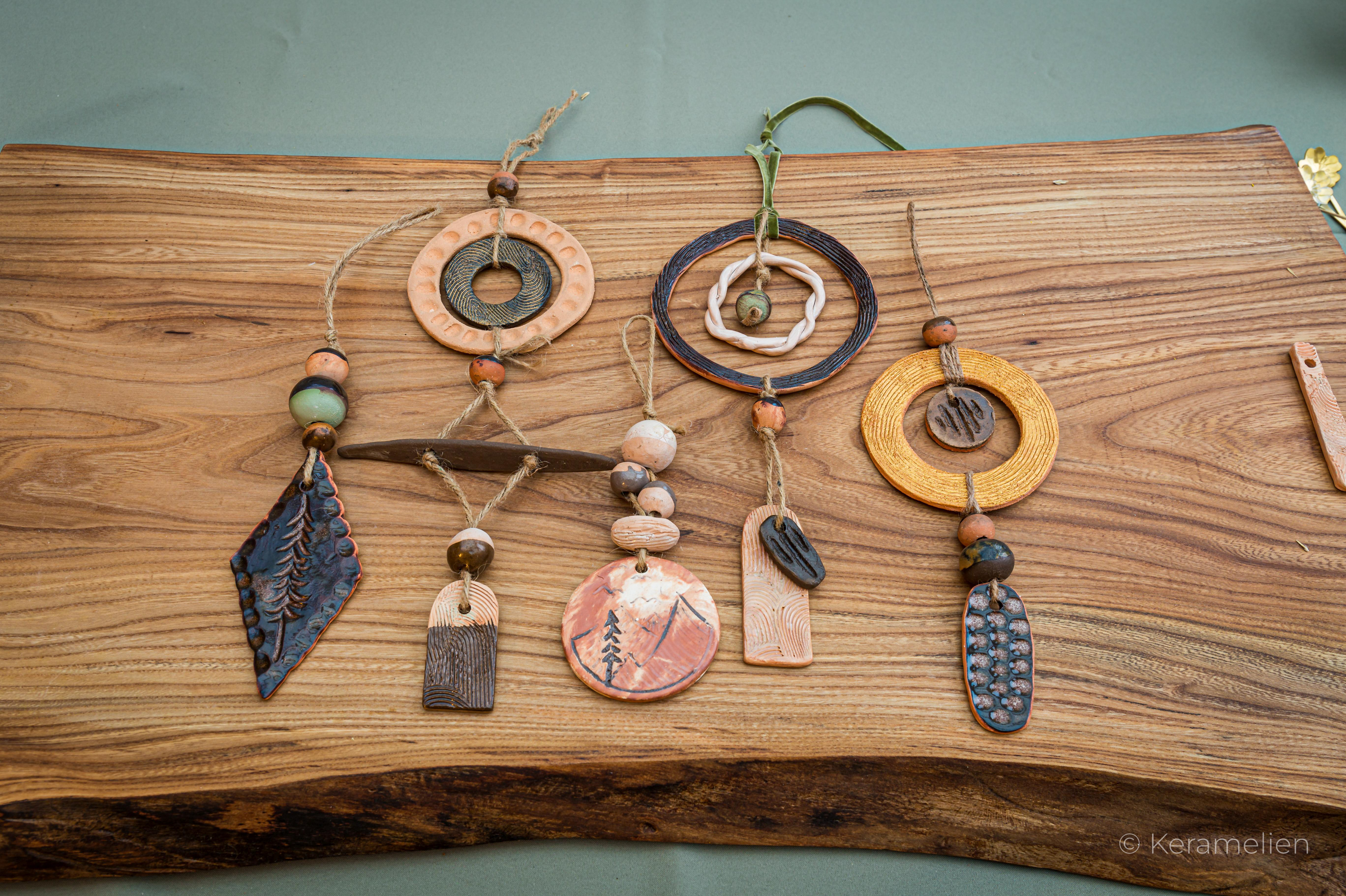 Keramische Totems